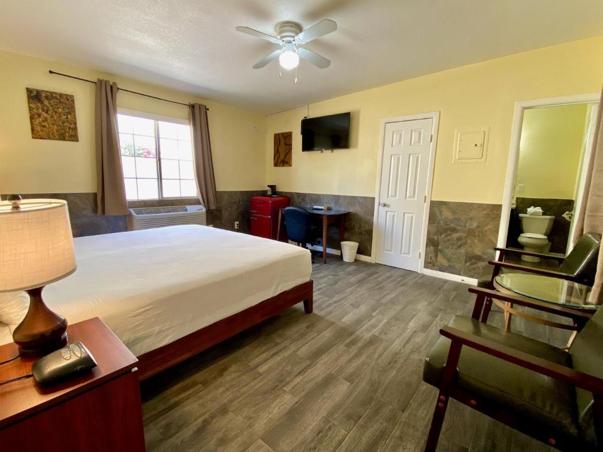 Europa Inn & Suites Desert Hot Springs Kültér fotó