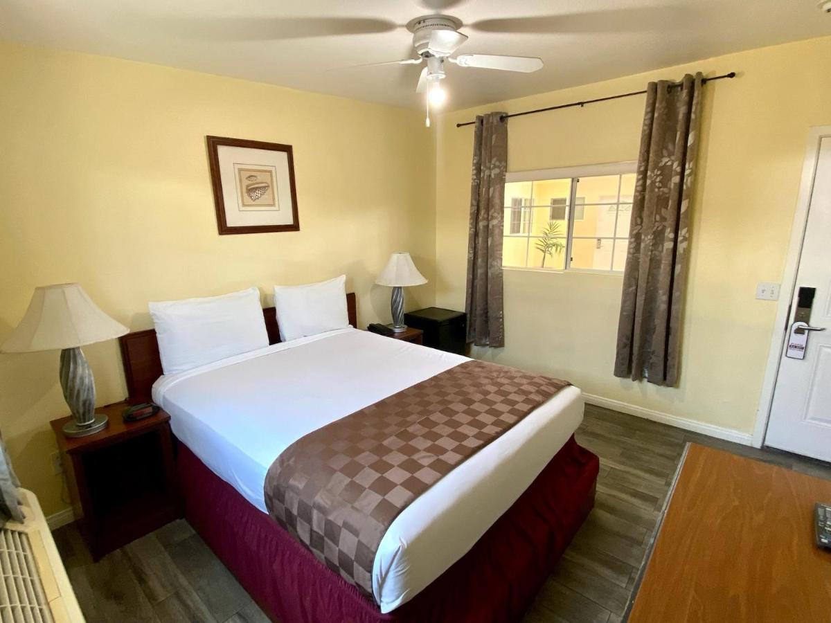 Europa Inn & Suites Desert Hot Springs Kültér fotó